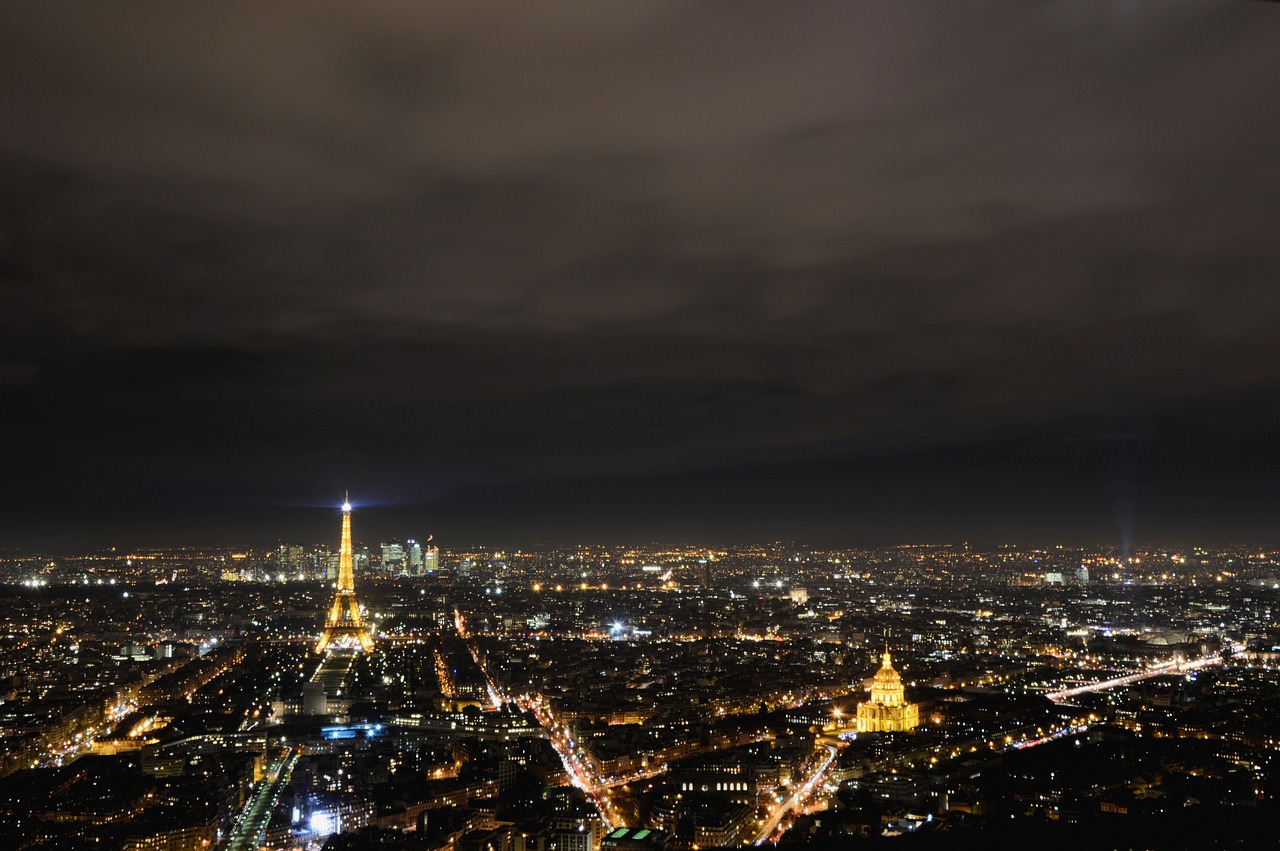 成都夜景璀璨夺目，灯火辉煌映繁华